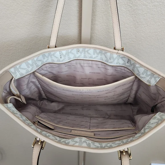 Michael Kors Cream Tote Bag with Structured Design - Picture 3 of 3